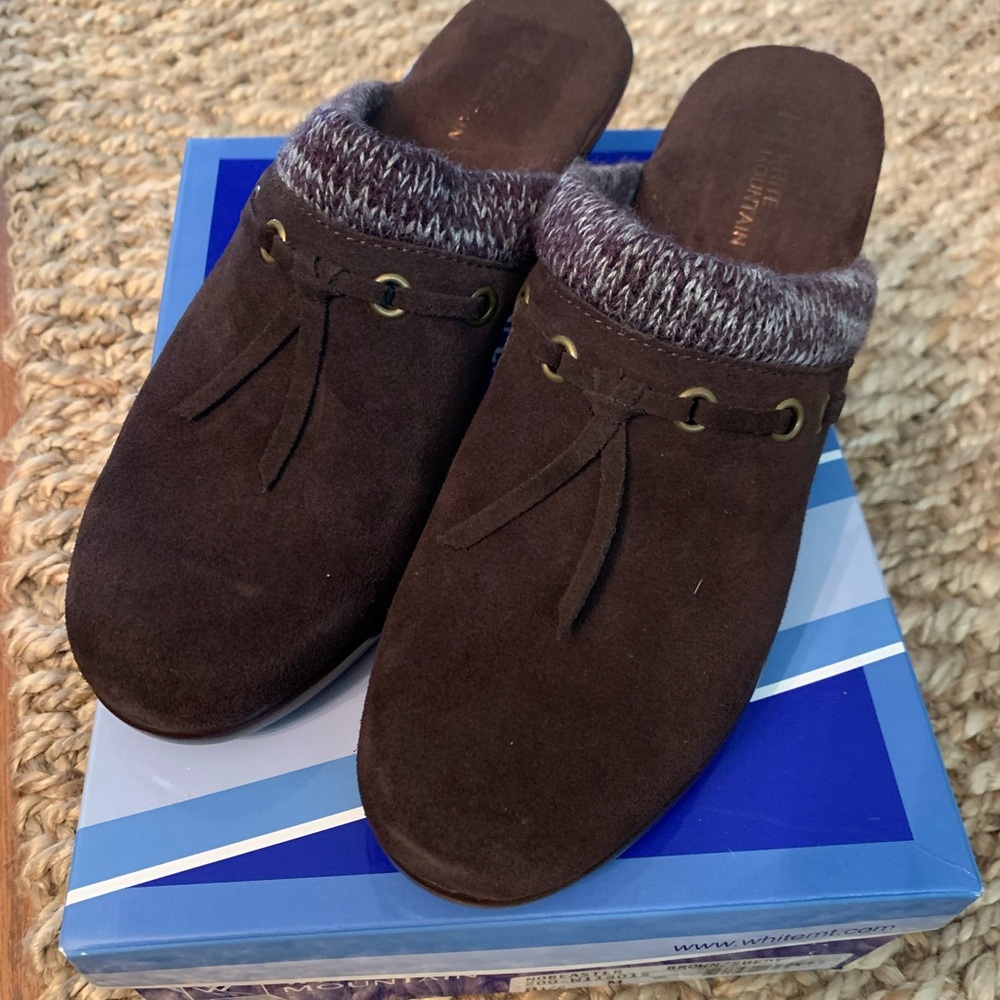 White Mountain Ladies Suede Clogs NWB